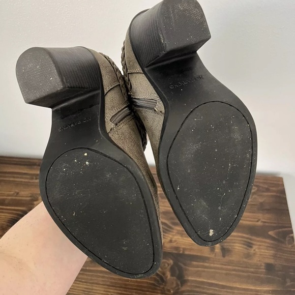 No Parking size 7.5 gray heeled boots - Picture 7 of 7